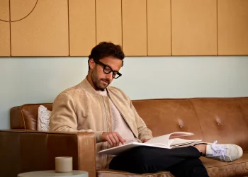 Can a Screen Actually Help You Think Better?Reviewing blue-light filtering wearables designed for emotional and cognitive optimization