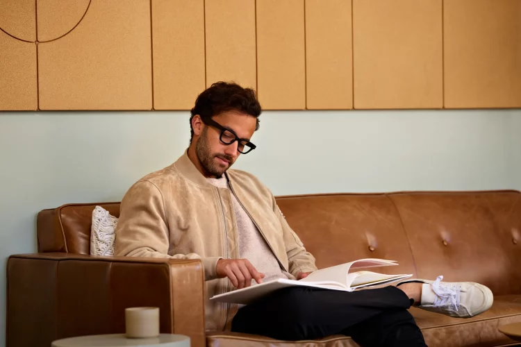 Can a Screen Actually Help You Think Better?Reviewing blue-light filtering wearables designed for emotional and cognitive optimization